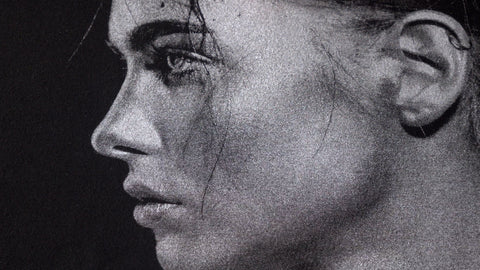Gambar profil wajah wanita yang dicetak dengan tinta perak