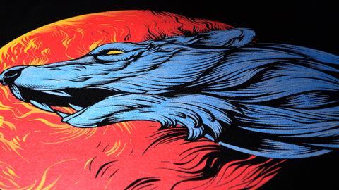 gambar serigala melolong di bulan dicetak dengan mutiara ditambahkan ke warna merah, oranye dan biru
