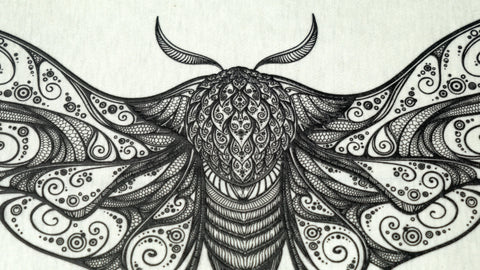 Detail cetakan ngengat dengan tinta daun hitam