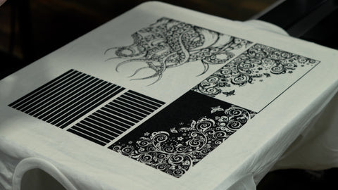 t-shirt putih dengan detail tentakel dan paisley yang dicetak dengan tinta