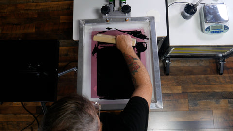 seorang pria mencetak dengan tinta berbasis air hitam