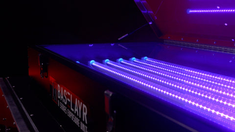 Unit pencahayaan LED dengan lampu LED ungu menyala