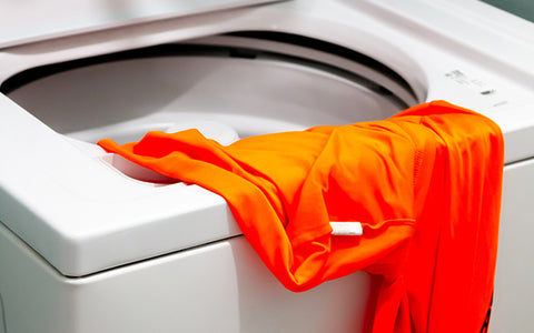 kemeja oranye di mesin cuci terbuka