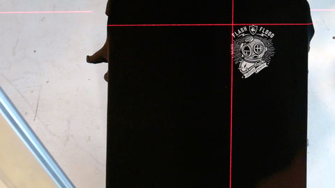 cetak dada kiri di kemeja hitam dengan tanda laser