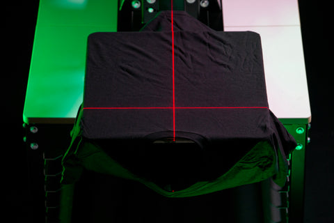 reticle dari sistem panduan laser sejajar dengan kemeja hitam