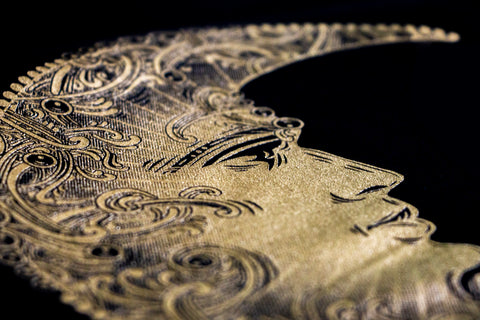 desain bulan sabit dicetak dengan tinta metalik emas