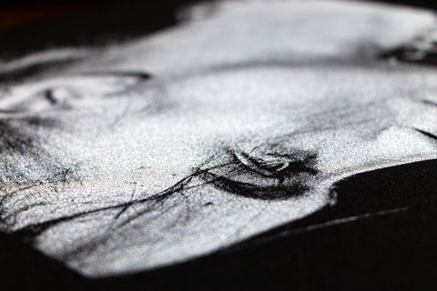 gambar close-up seorang wanita yang dicetak dengan tinta perak