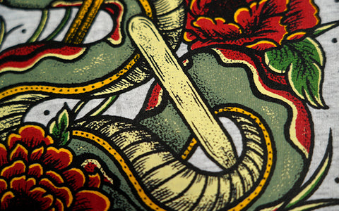 Close-up dari layar ular dicetak pada t-shirt abu-abu