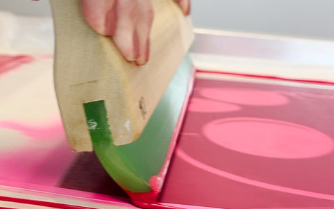 alat pembersih yg terbuat dr karet menyeret tinta merah muda melintasi layar desain tengkorak vinil