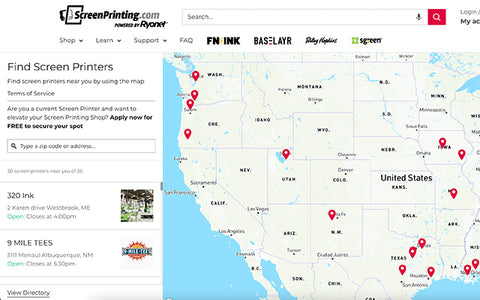 peta Amerika Serikat dengan toko sablon tercantum di sebelah kiri dan penanda merah menunjukkan lokasi mereka di peta